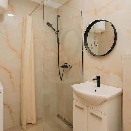Toplish 27 Apartment